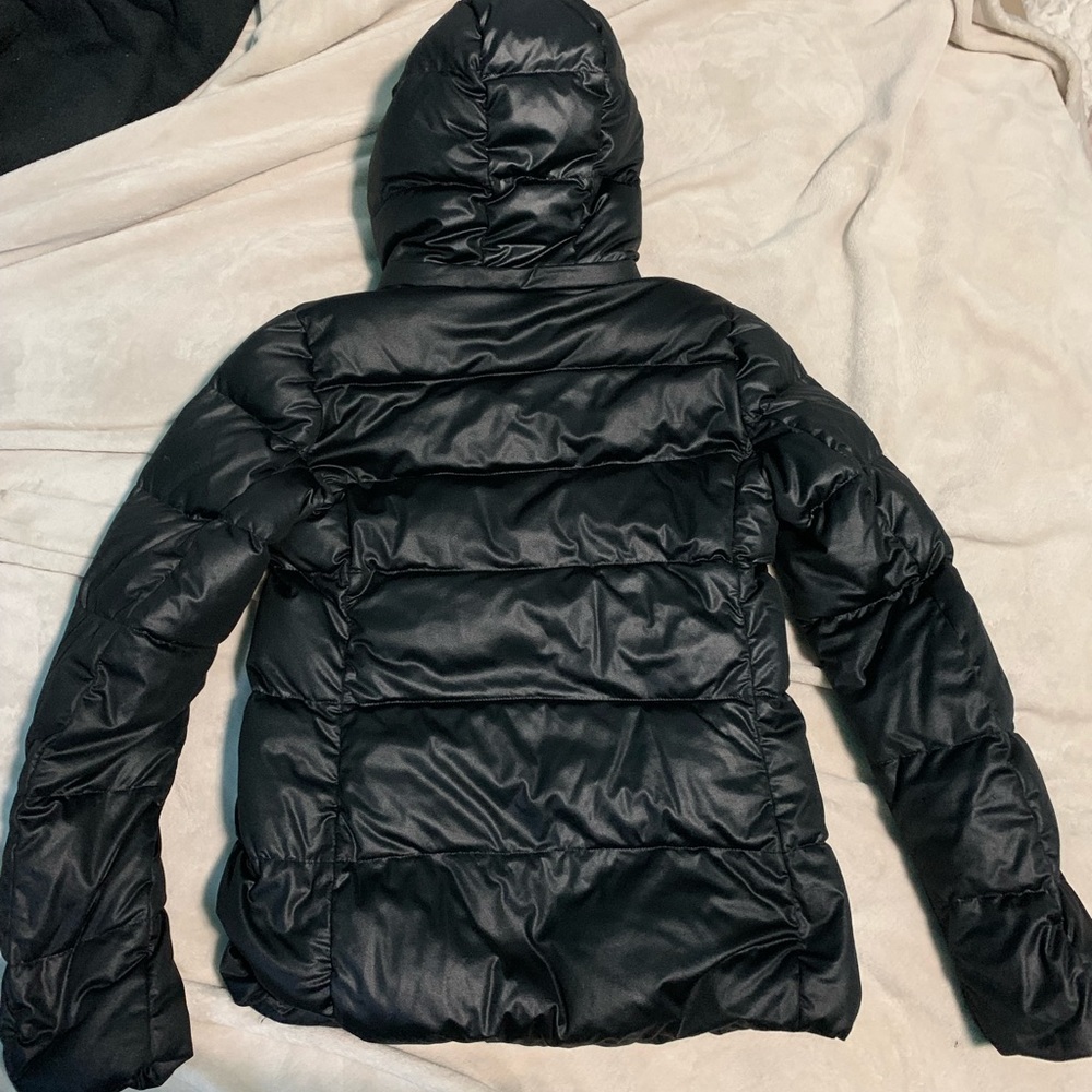 woman’s fitted uni qlo coat
black
size medium
down feather